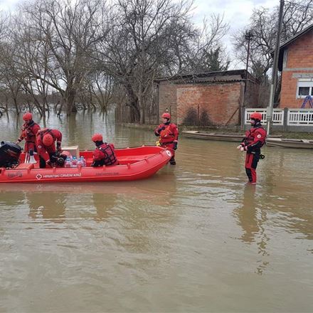 Timovi Crvenog križa u poplavljenim područjima
